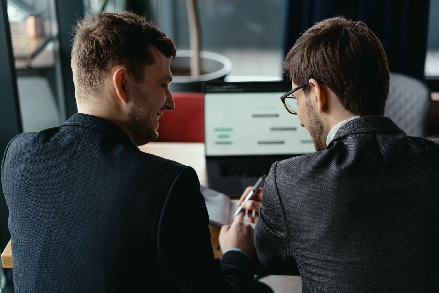 Emprendedor con checklist evaluando la expansión de su pyme