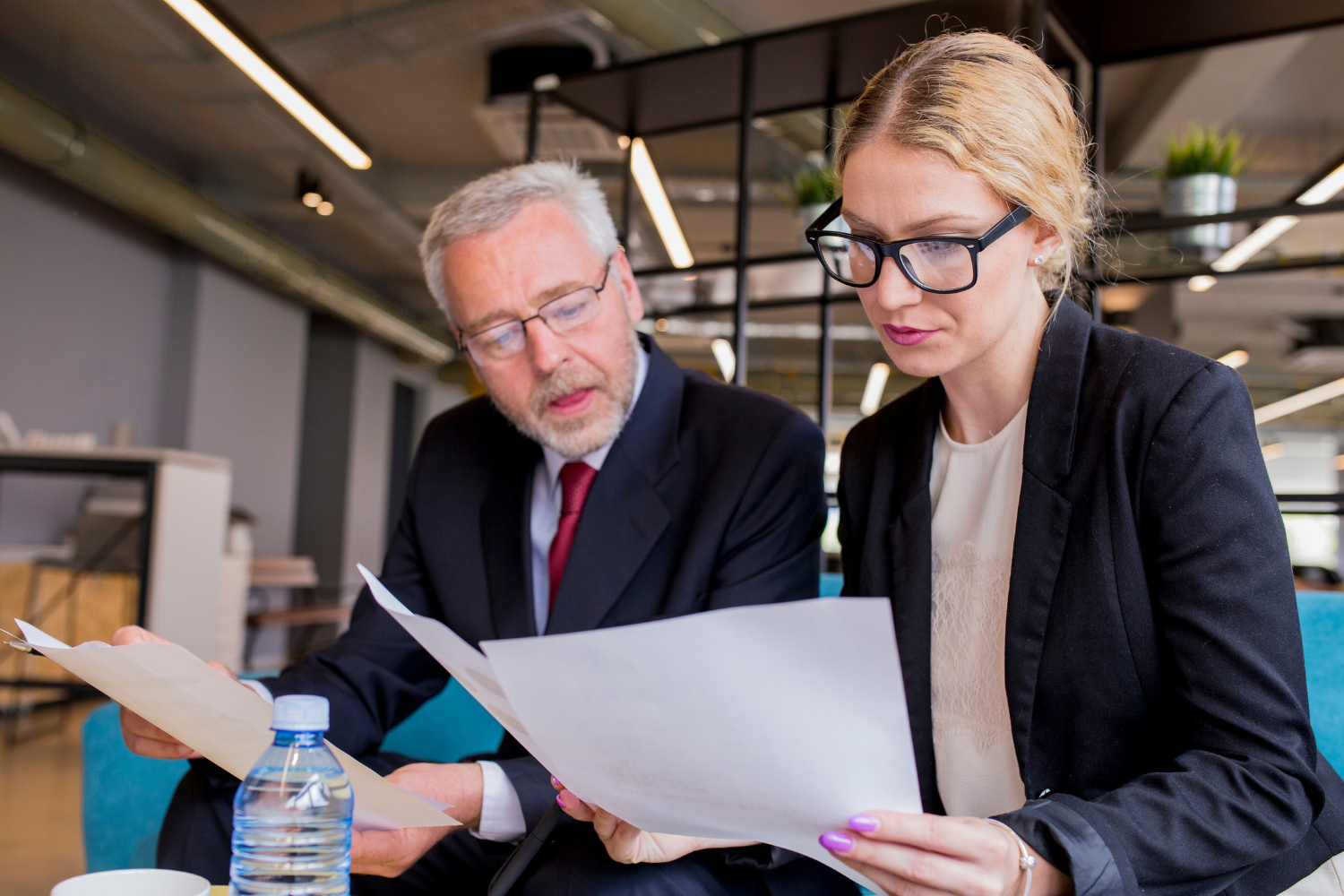Empleados de una pyme adaptándose al cambio con actitud positiva