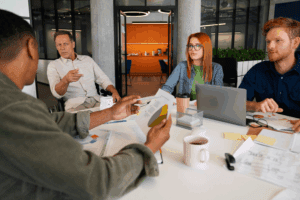Equipo de una pyme en la sesión de consultoría estratégica
