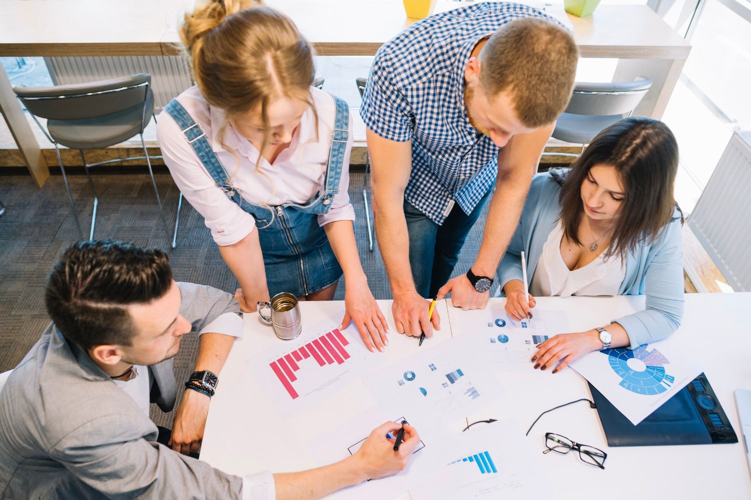 Grupo de empleados de una pyme colaborando en un proyecto innovador